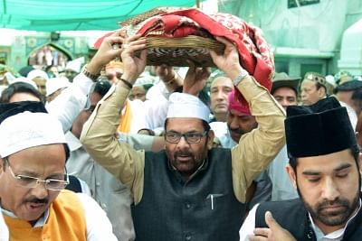 Naqvi Offers Chadar At Ajmer Shrine On Modi S Behalf