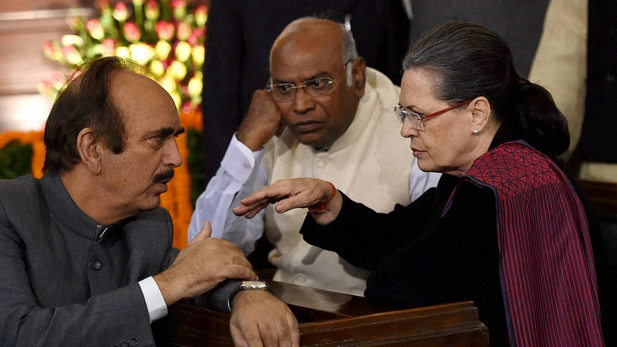 गुलाम नबी आजाद से चर्चा करतीं कांग्रेस अध्यक्ष सोनिया गांधी (फोटोः PTI)
