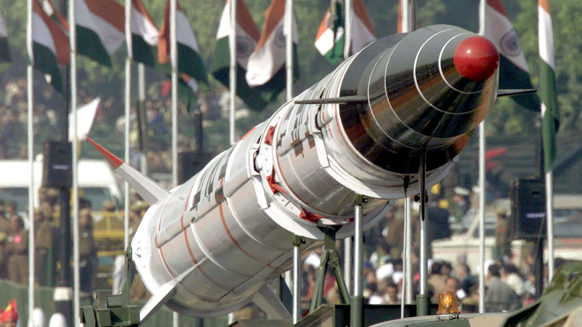 नई दिल्ली में, 26 जनवरी, 2002 को गणतंत्र दिवस परेड के दौरान प्रदर्शित मध्यम-दूरी की बैलिस्टिक मिसाइल. (फाइल फोटो: रॉयटर्स)