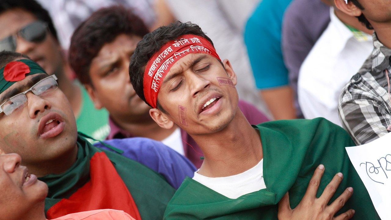 बांग्लादेश के शाहबाग में ऑपरेशन सर्चलाइट के  दोषियों के लिए मृत्यु दंंड की मांग करते छात्र (फोटोःरॉयटर्स)