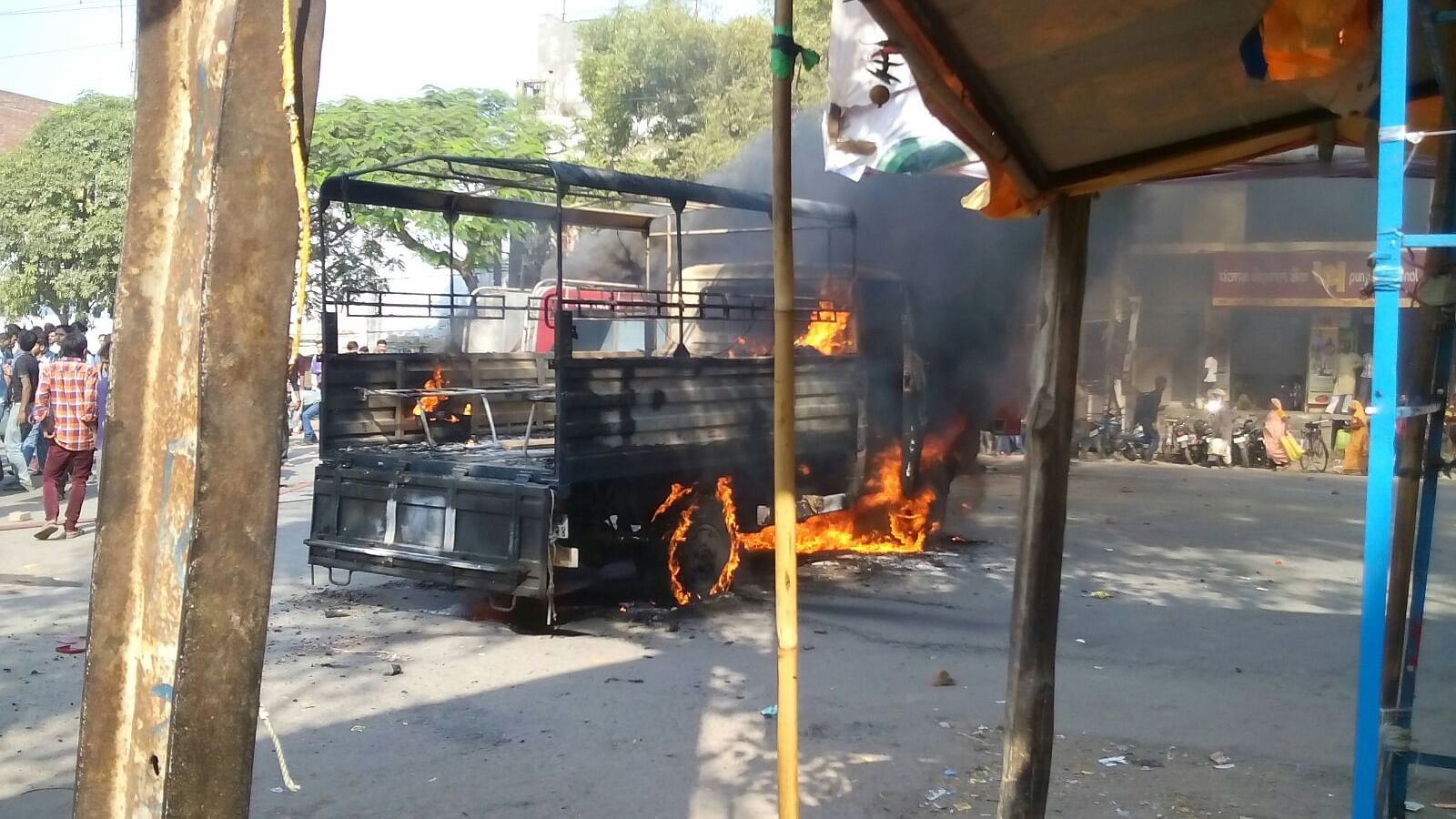 गुस्साई भीड़ ने जलाया पुलिस का ट्रक (फोटोः द क्विंट)
