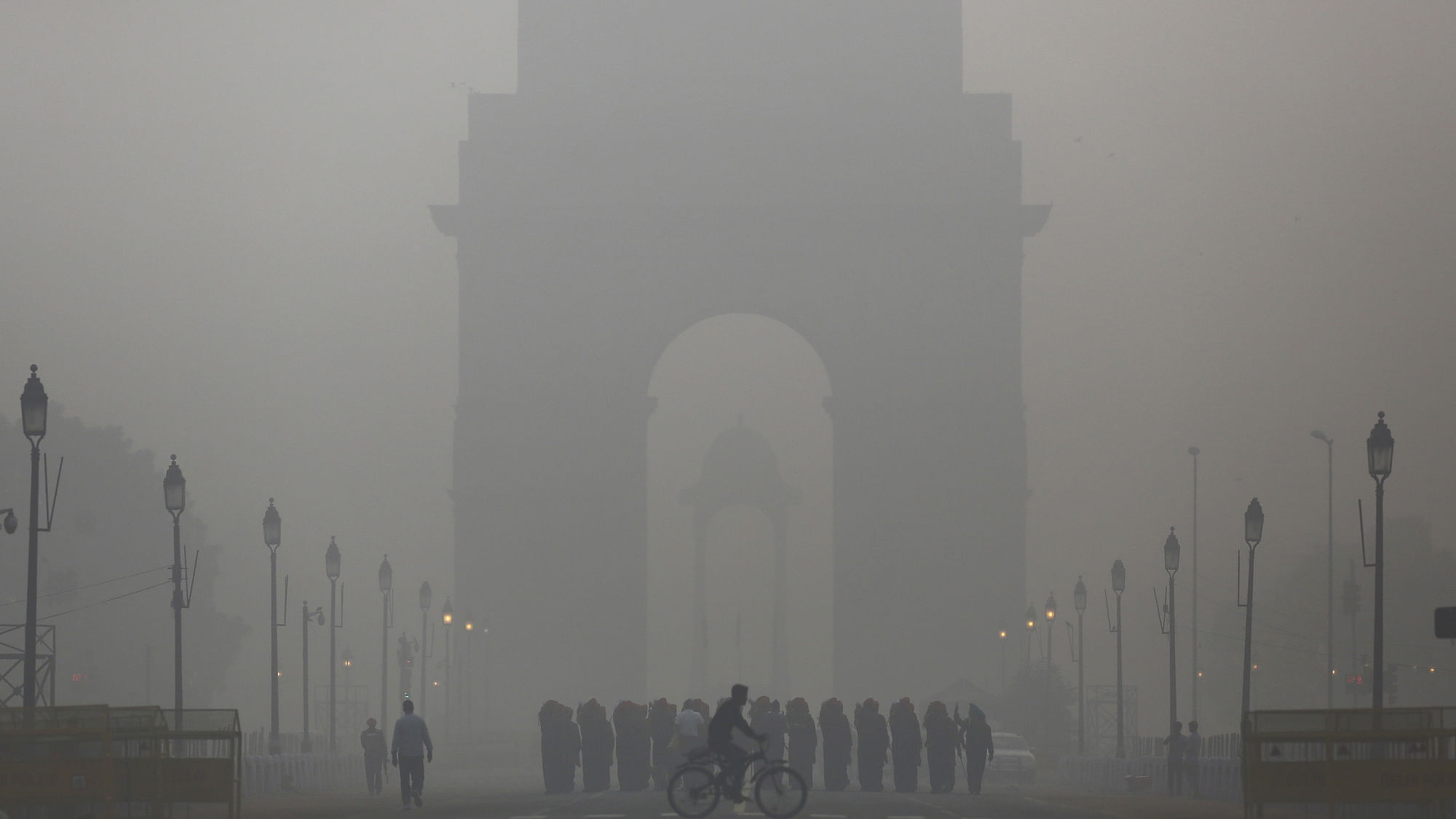दिल्‍ली में ठंड के दिनों में स्‍मॉग की समस्‍या और बढ़ जाती है&nbsp;