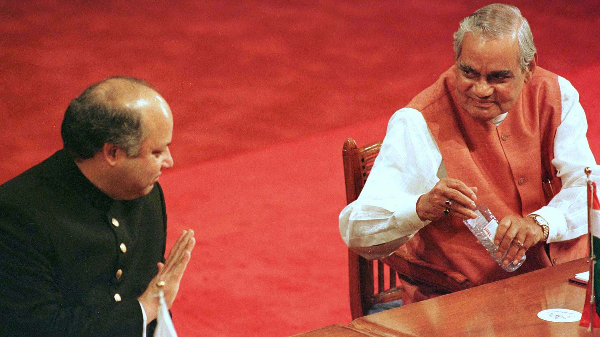 29 जुलाई 1998- तत्कालीन भारतीय प्रधानमंत्री अटल बिहारी वाजपेयी सार्क सम्मेलन की ओपनिंग सेरेमनी में पाक पीएम नवाज शरीफ को पानी ऑफर करते हुए.&nbsp;