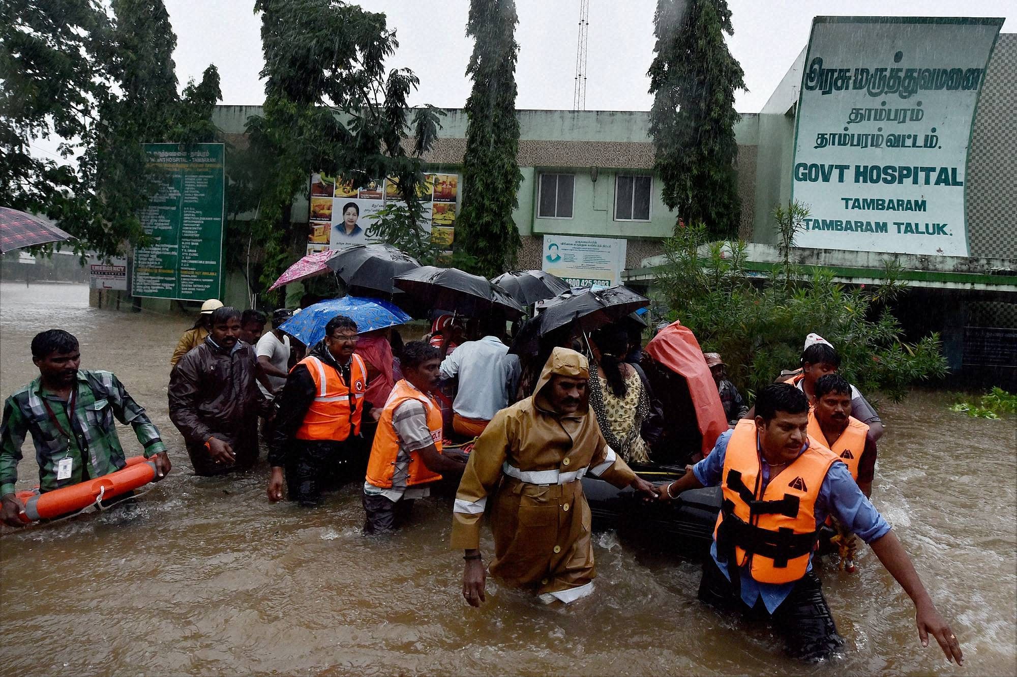 

भारी बारिश के बाद पानी में डूबे शहर के अधिकांश इलाके (फोटोः PTI)