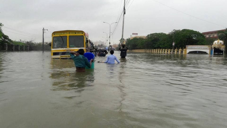 

पिछली रात से शहर में  बारिश रुक गई है लेकिन पानी अब भी लगातार बढ़ रहा है. राज्य की मुख्यमंत्री जयललिता ने आज पूरे शहर का दौरा किया है.