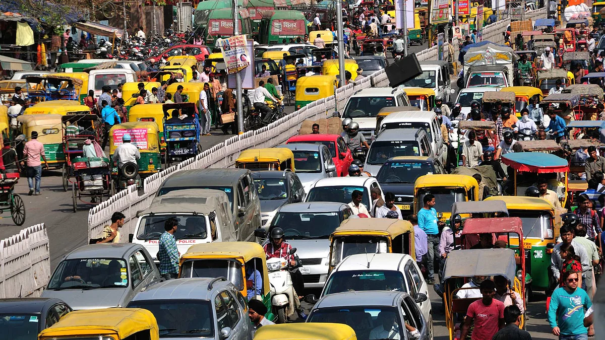 भारत की एक भीड़ भरी सड़क (फोटो: iStock)