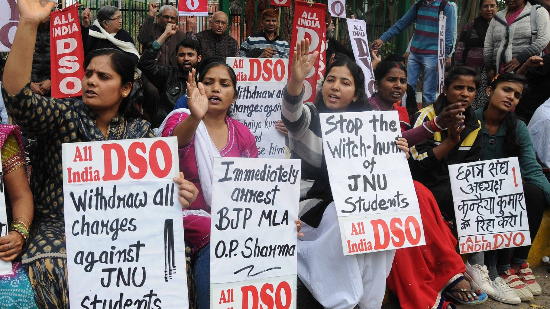 जेएनयू छात्रों के खिलाफ लगाए गए आरोपों को हटाने की मांग करते प्रदर्शनकारी (फोटोः IANS) 