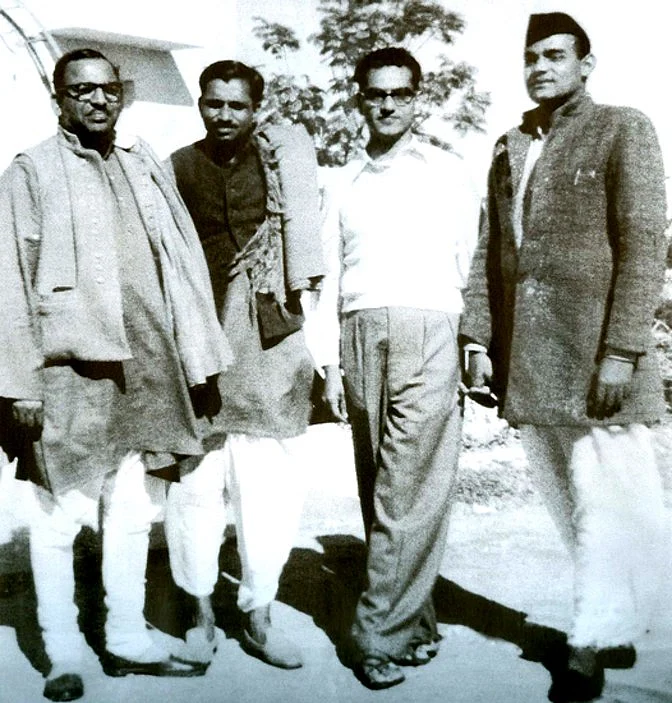 उनके कॉलेज के दोस्त भी राजनीति के उनके नैतिक आदर्शों से प्रभावित थे. इस तस्वीर में वे पूर्व प्रधानमंत्री अटल बिहारी वाजपेयी के साथ हैं. (फोटो: bjp.org)