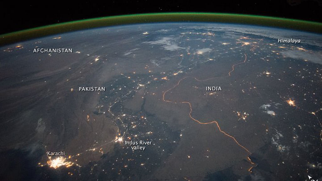 अंतरिक्ष से ली गई भारत-पाक सीमा की तस्वीर. (फोटो: Facebook/<a href="https://www.facebook.com/NASAEarthObservatory/photos/a.10150660751157139.441503.57242657138/10153688883367139/?type=3">NASA</a>)