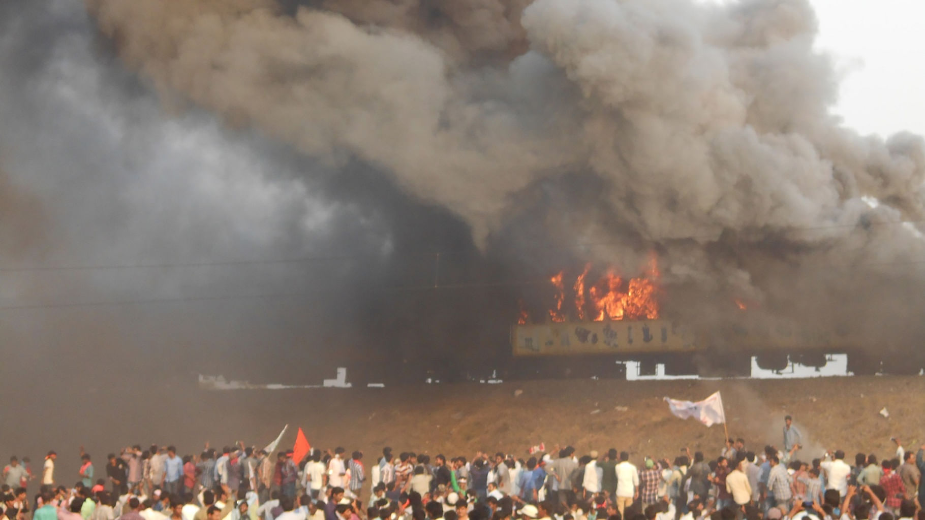 कापू समुदाय के लोगों ने ट्रेन से लोगों को उतारने के बाद इंजन पर हमला बोल दिया और 8 बोगियों में आग लगा दी (फोटोः IANS)