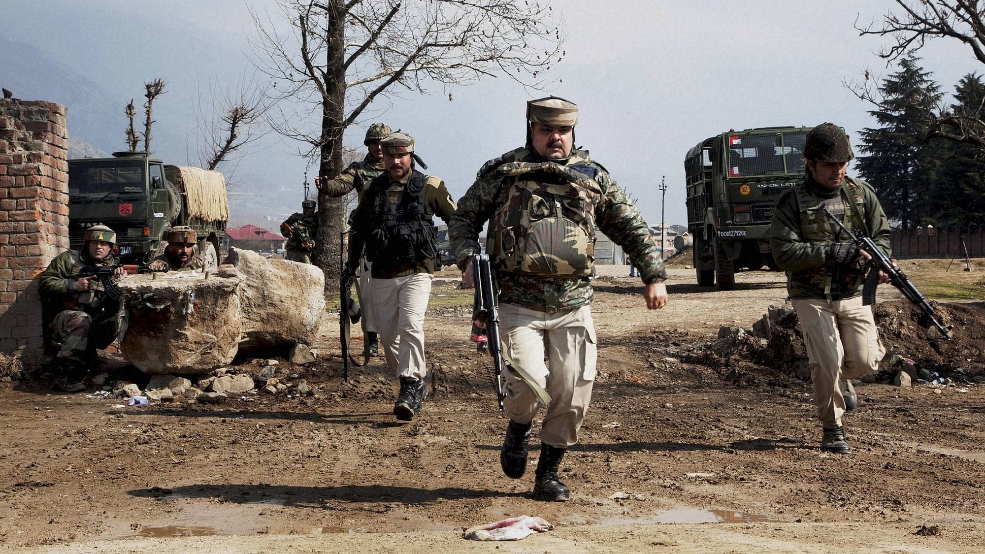 कश्मीर के पंपोर इलाके में आतंकियों और सुरक्षाबलों की मुठभेड़ बीते शनिवार से जारी है. (फोटोः PTI)