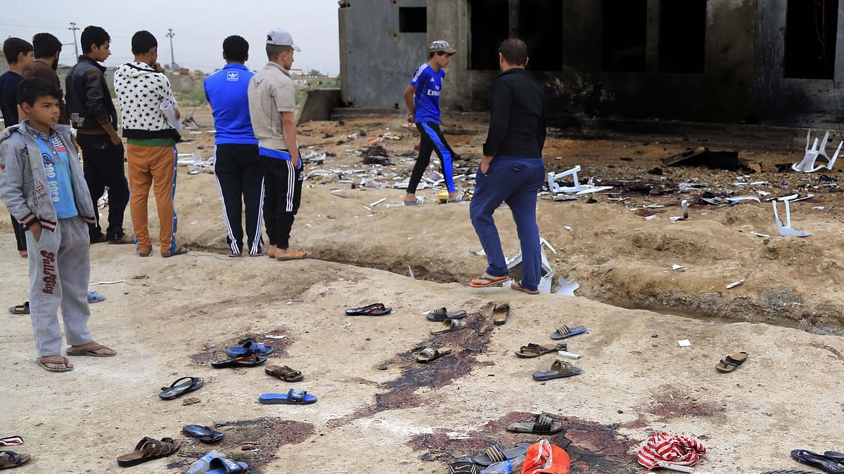 

IS के एक आत्मघाती हमलावर ने मैच देखने जमा हुई भीड़ में पहुंचकर खुद को बम से उड़ा लिया