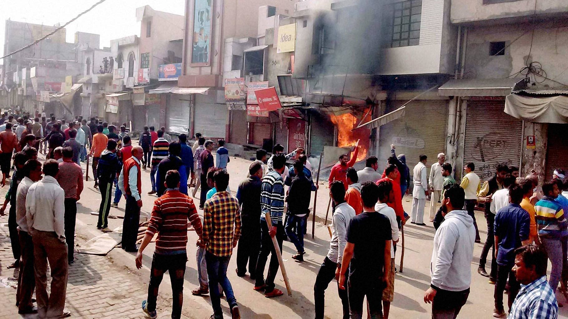 हरियाणा में जाट आंदोलन के दौरान सोनीपत में दुकान को फूंकते उग्र आंदोलनकारी (फाइल फोटोः PTI) 