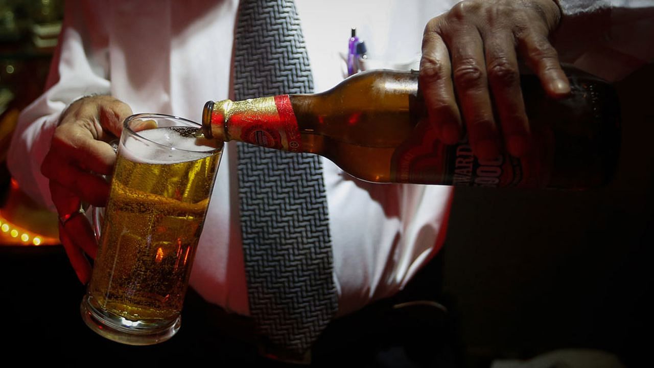 बीयर बार में एक बारटेंडर बीयर परोसते हुए. (फोटो: Reuters)