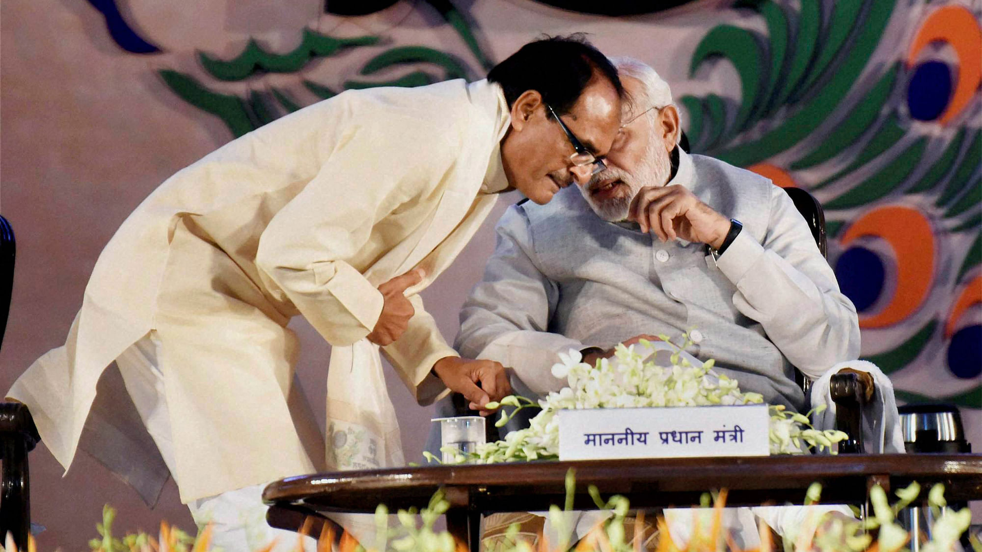 प्रधानमंत्री के साथ मध्य प्रदेश के मुख्यमंत्री शिवराज सिंह चौहान