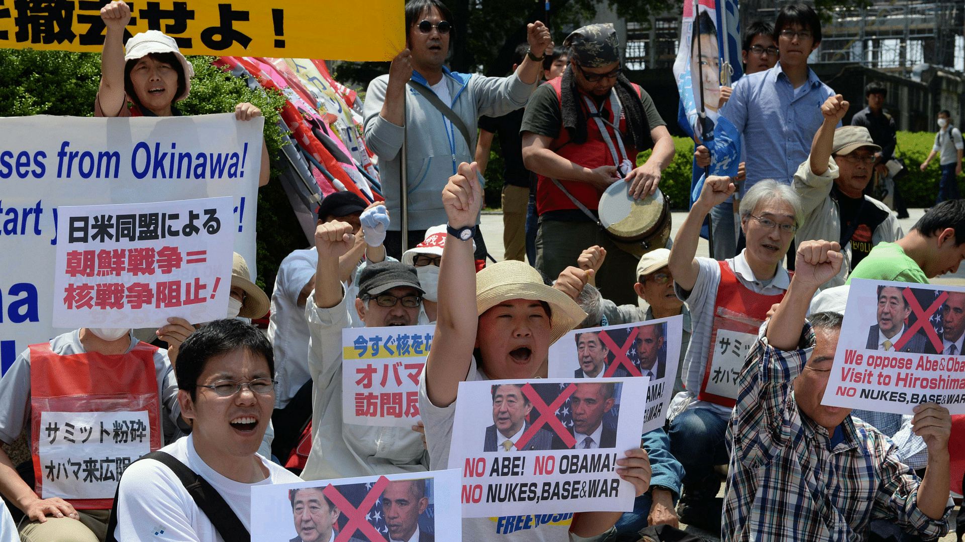 ओबामा के दौरे का विरोध करते जापानी नागरिक. (फोटो :IANS)