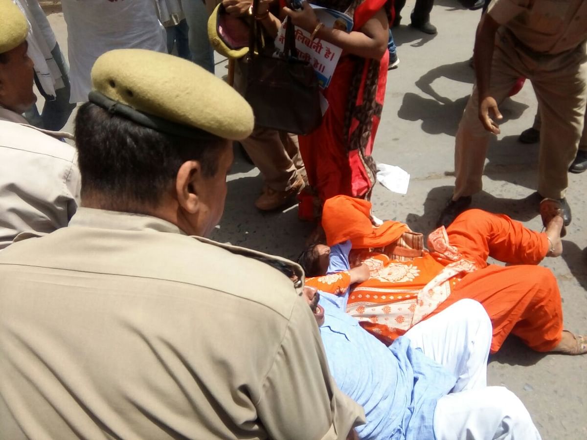 महिला कार्यकर्ताओं ने बीएचयू के सुरक्षा गार्ड्स पर लगाया छेड़छाड़ का आरोप.