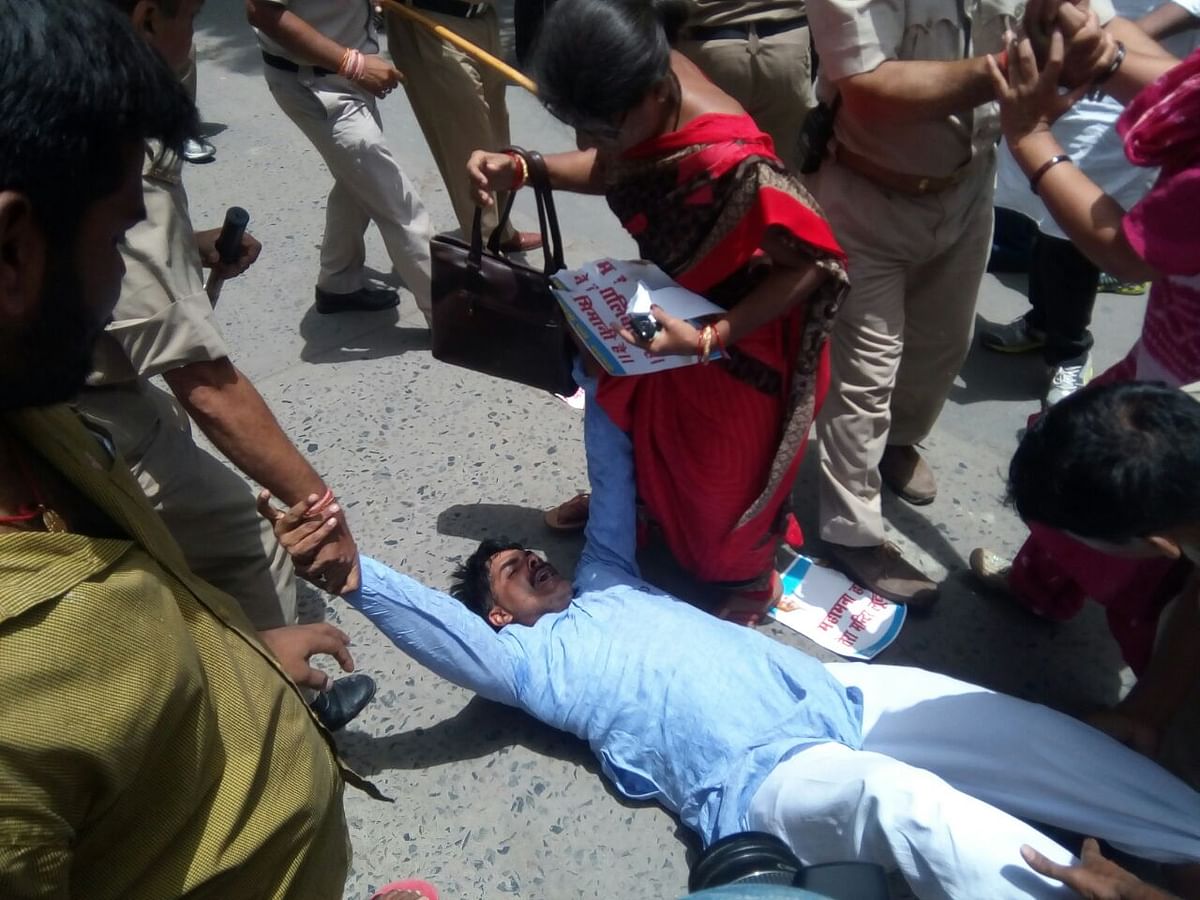 महिला कार्यकर्ताओं ने बीएचयू के सुरक्षा गार्ड्स पर लगाया छेड़छाड़ का आरोप.