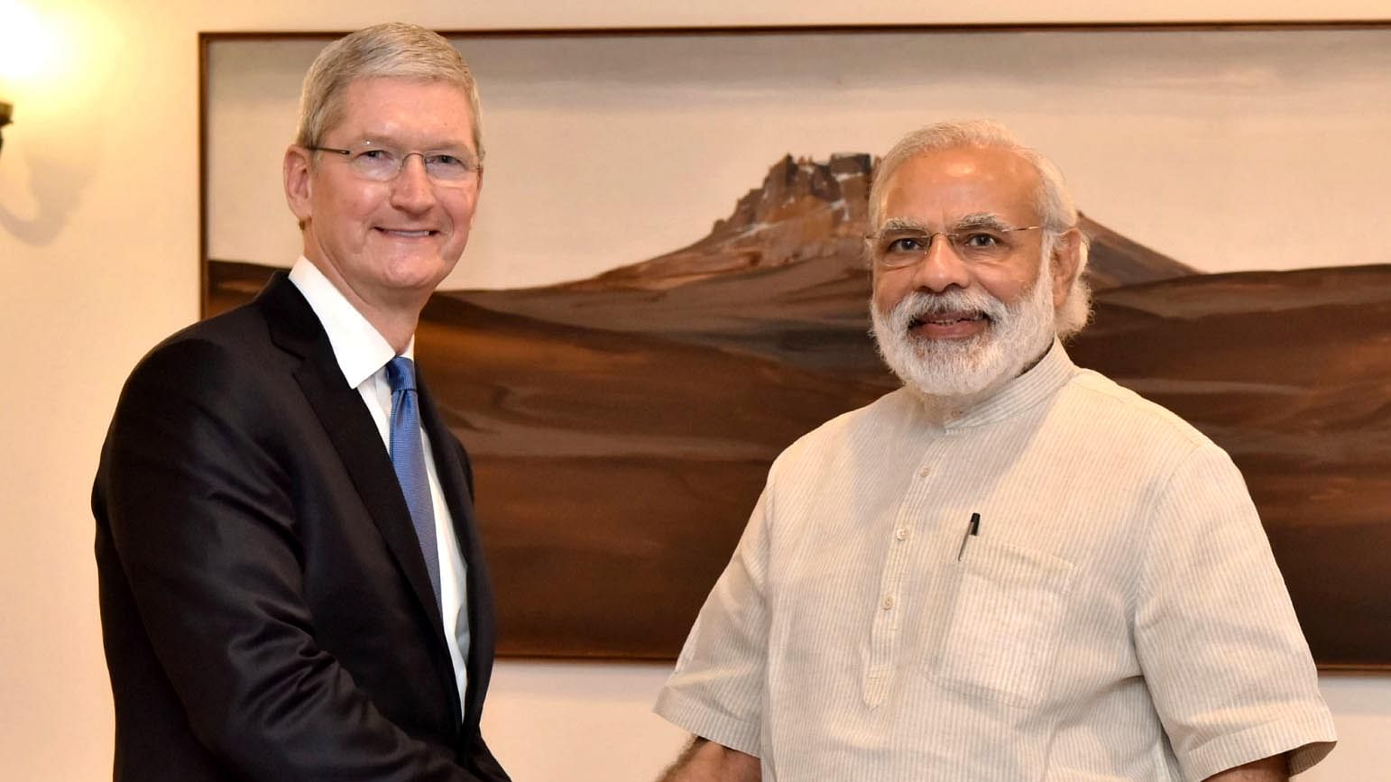 एप्पल के मुख्य कार्यकारी अधिकारी (CEO) टिम कुक और प्रधानमंत्री नरेंद्र मोदी (फोटो: IANS)