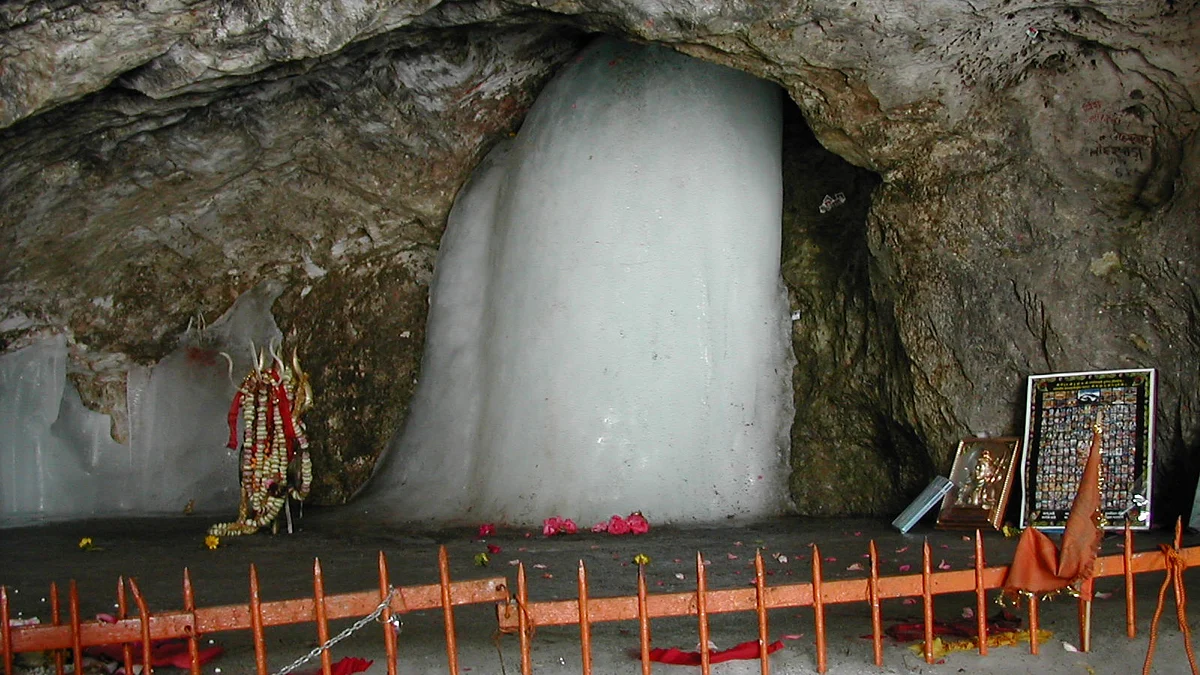 अमरनाथ में बर्फ के शिवलिंग की होती है पूजा