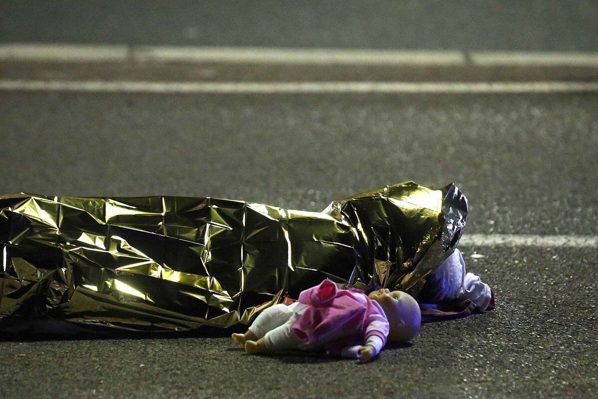नीस में हुए हमले ने फ्रांस में पिछले 2 बड़े आतंकी हमलों की यादें ताजा कर दी हैं. 