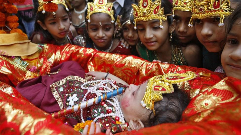 

बाल कृष्‍ण-कन्‍हैया बना यह मासूम हर किसी का मन मोह रहा है (फाइल फोटो: Reuters)