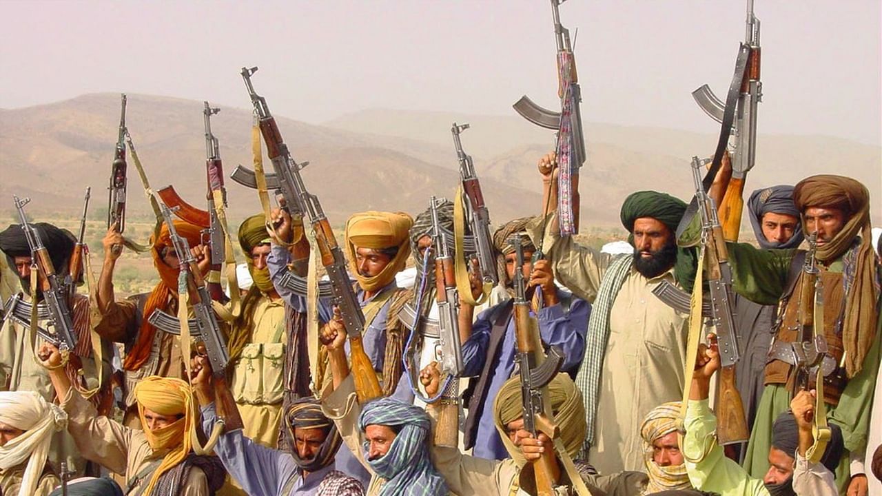  पाकिस्तान आर्मी के विरोध में हथियार उठाए हुए बलूच लोग. (फोटो: रॉयटर्स)