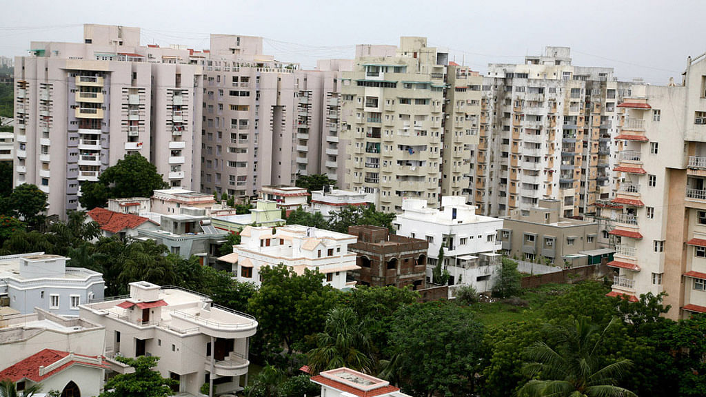 गांवों से शहरों की तरफ लोगों के लगातार आने से आवास की समस्‍या बढ़ती ही जा रही है (फोटो: iStock)