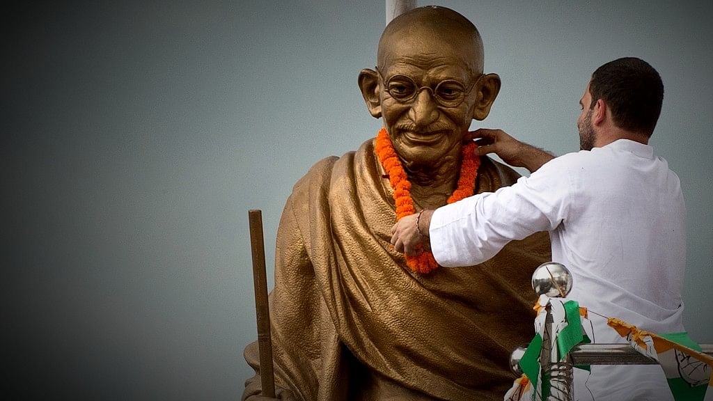 ईस्ट यूपी के दौरे पर निकले कांग्रेस  उपाध्यक्ष राहुल गांधी ने किसान यात्रा के पहले दिन महात्मा गांधी की प्रतिमा पर फूल अर्पित किए. <b>(फोटो: INC)</b>