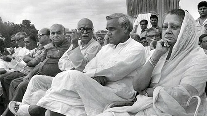 मदन लाल खुराना और लाल कृष्ण आडवाणी के साथ पूर्व पीएम अटल बिहारी वाजेपीय की तस्वीर. (Photo Courtesy: PIB)