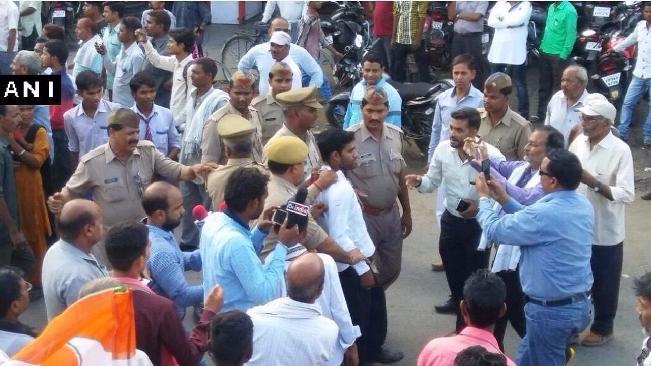 

सीता पुर में राहुल गांधी पर जूता फेंकने वाले शख्स को गिरफ्तार कर लिया गया है (Photo: ANI)