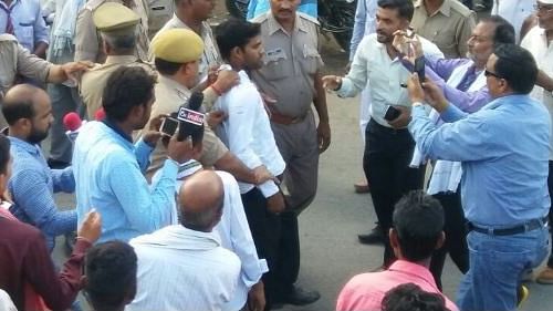 राहुल गांधी पर जूता फेंकने वाला शक्स गिरफ्तार (फोटो: ANI) 
