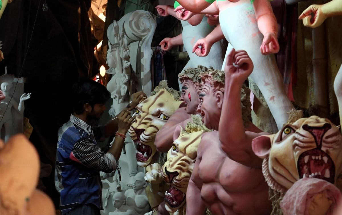 दुर्गा पूजा की शुरुआत, त्योहार के जश्न में डूबा देश