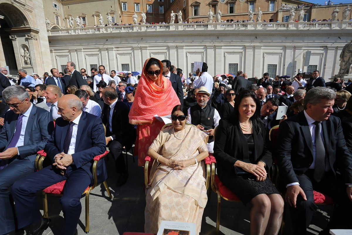 लाखों लोगों के बीच मदर टेरेसा को पोप फ्रांसिस ने संत की उपाधि दी. इस दौरान भारत से भी गया था प्रतिनिधि मंडल