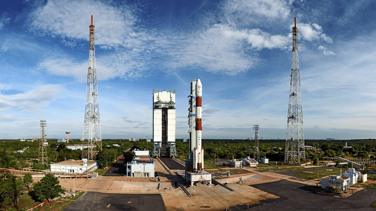 लॉन्चिंग से ठीक पहले PSLV- C35 (फोटोः ISRO)