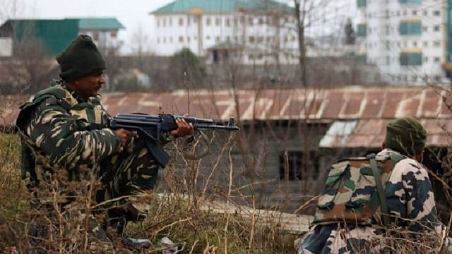 

आतंकियों के खिलाफ कार्रवाई करती हुई भारतीय सेना के जवानों की फाइल फोटो<b> (फोटोः Reuters) </b>