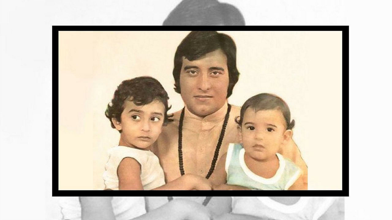 अपने बेटों- राहुल और अक्षय के साथ विनोद खन्‍ना (फोटो: Twitter altered by The Quint)