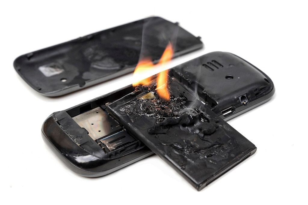 

आपके स्मार्टफोन की बैटरी से निकलती हैं खतरनाक गैसें. (फोटो: Istock)