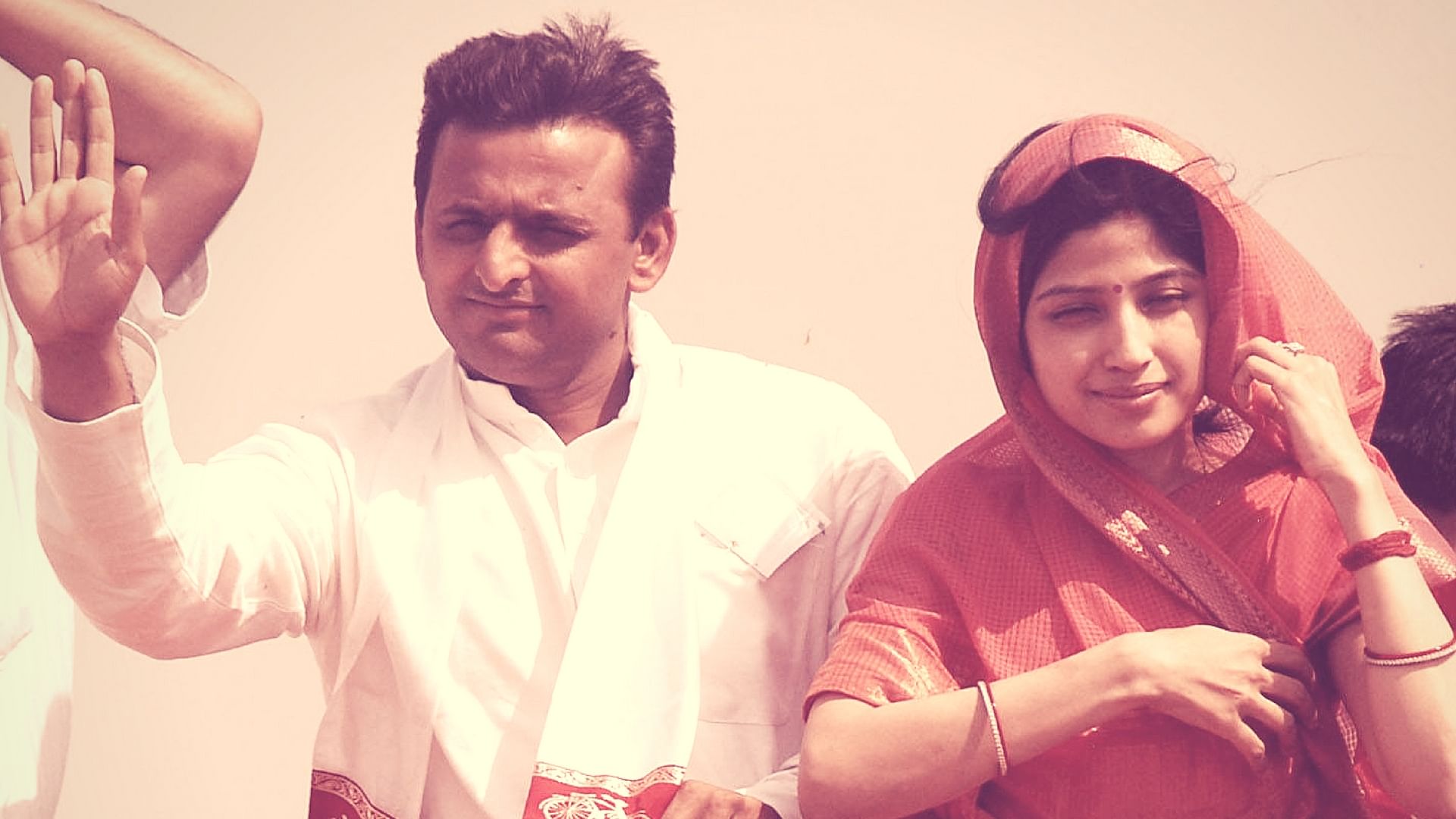 अपनी पत्नी डिंपल यादव के साथ सीएम अखिलेश यादव (फोटो: PTI)