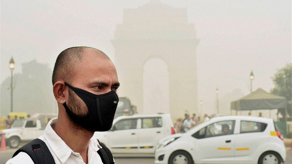 प्रदूषण से जूजती दिल्ली और दिल्लीवासी (फोटो: PTI)