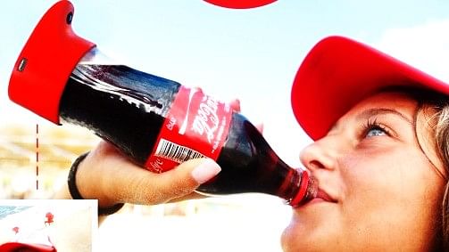 कोका कोला की बोतल से ले पाएंगे सेल्फी (फोटो: Coca cola/Twitter)