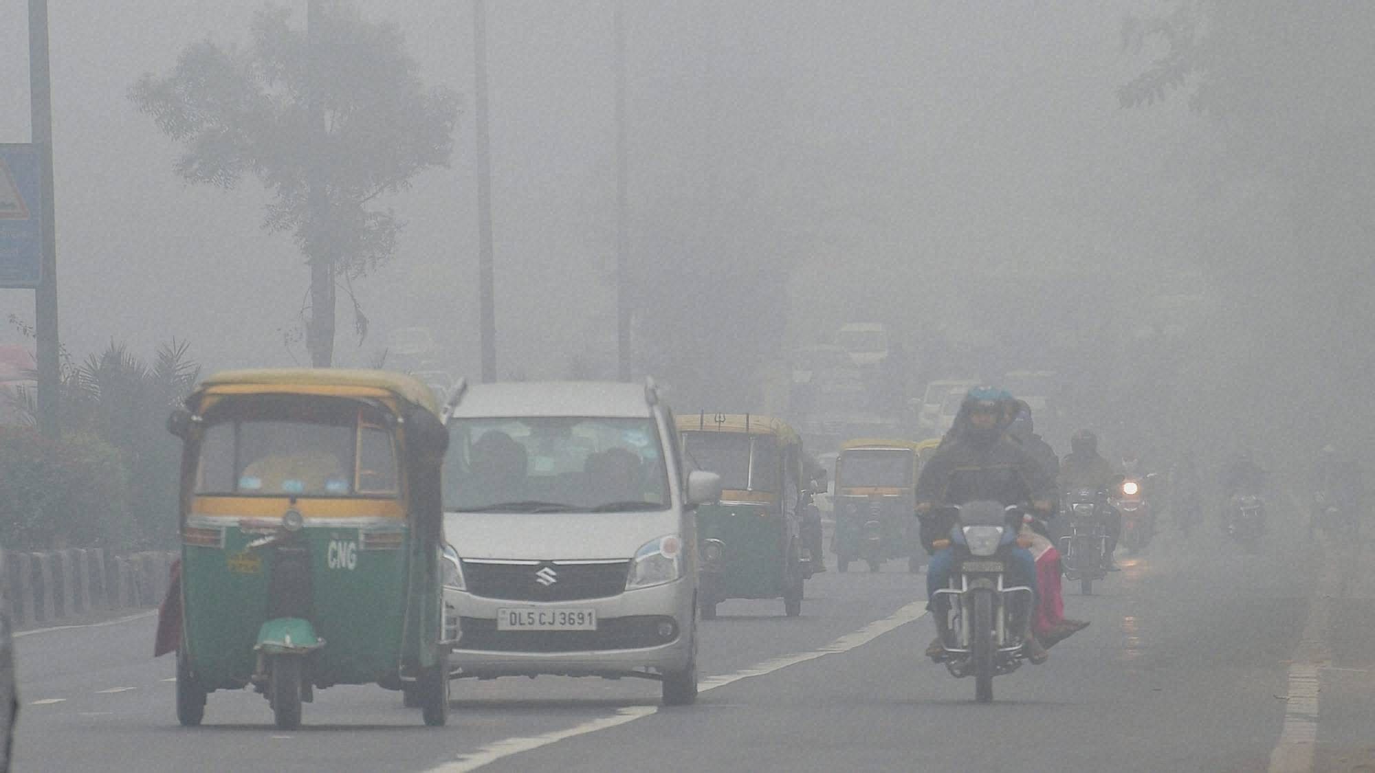 दिल्ली की सर्दी- पूरा शहर आ गया कोहरे के चपेट में (फोटो: PTI)