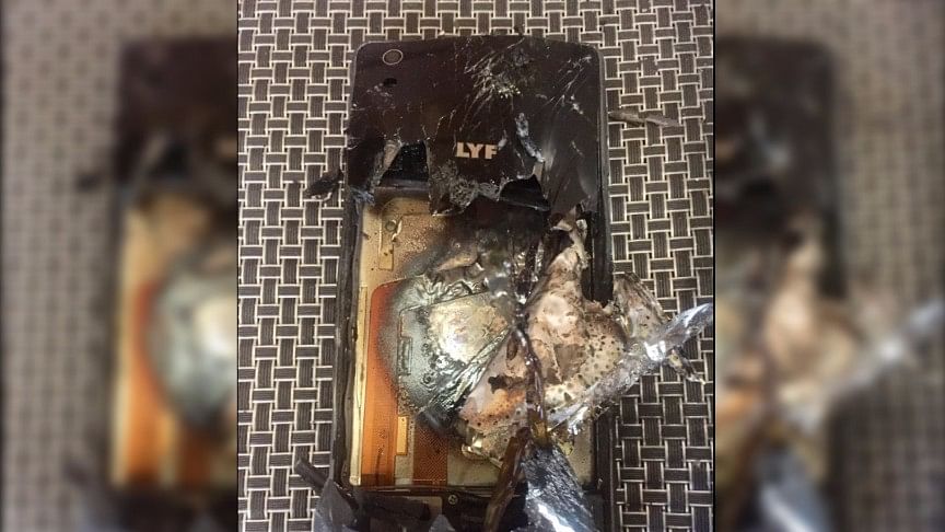 रिलायंस लाइफ का फोन जिसमे हुआ है विस्फोट (फोटो: ट्वीटर)