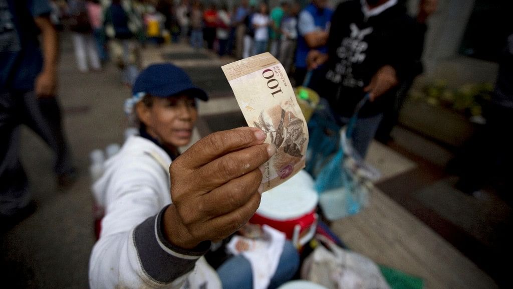 वेनेजुएला में नोटबंदी का फैसला एक हफ्ते में लिया वापस (फोटो: AP/Fernando Llano)