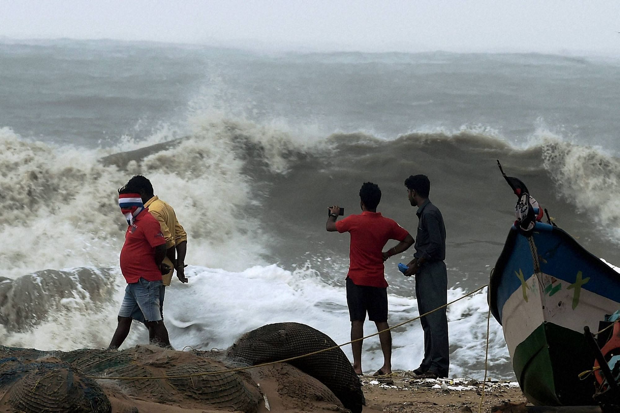 

तेज हवा और भारी बारिश के साथ ‘वरदा’ तूफान चेन्नई पहुंचा (फोटो: PTI)
