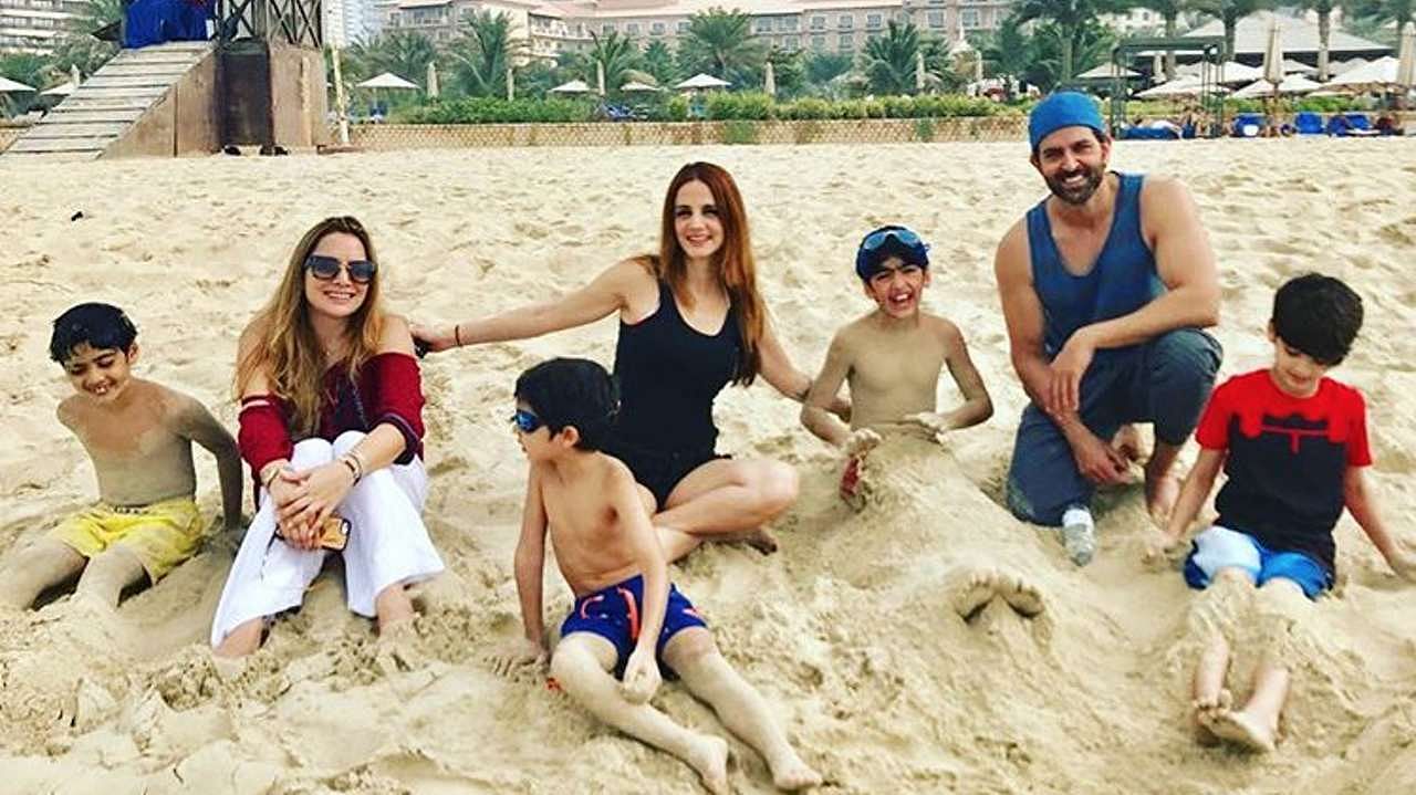 रितिक रोशन और सुजैन अपने पूरे परिवार के साथ दुबई में न्यू ईयर  सेलिब्रेट कर रहे हैं  (फोटो : Instagram / @ suzkr) 