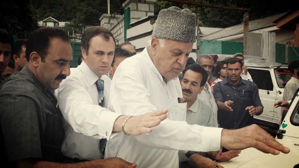 

जम्मू-कश्मीर के पूर्व मुख्यमंत्री फारूक अब्दुल्ला और उमर अब्दुल्ला के खिलाफ मुकदमा दायर किया गया है (फोटो: रॉयटर्स)