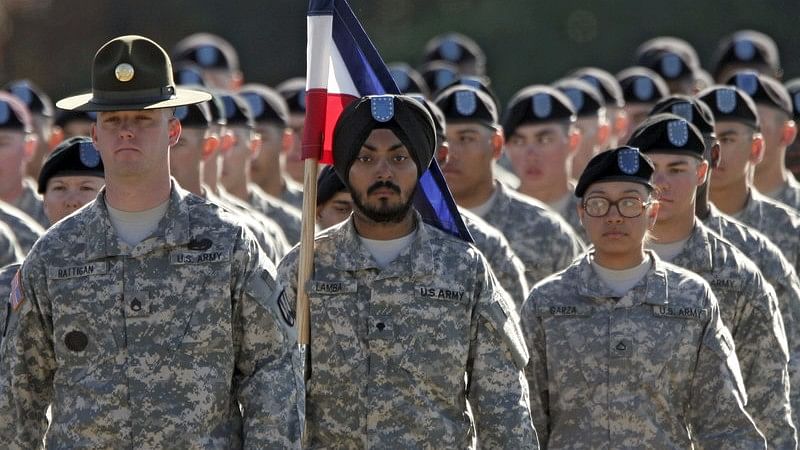 

अमेरिकी आर्मी अपने धार्मिक रीति-रिवाजों के अनुसार दाढ़ी, पगड़ी और हिजाब लगा सकते हैं (प्रतीकात्मक तस्वीर: AP)