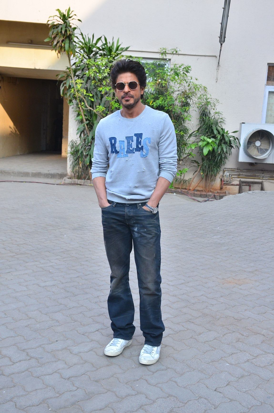 शाहरुख खान अपनी आने वाली फिल्म रईस के प्रोमोशन के लिए मुंबई के एक स्टूडियो पहुंचे थे. 