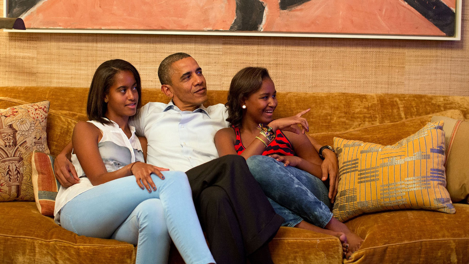 अपनी बेटियों मालिया और साशा के साथ बराक ओबामा.